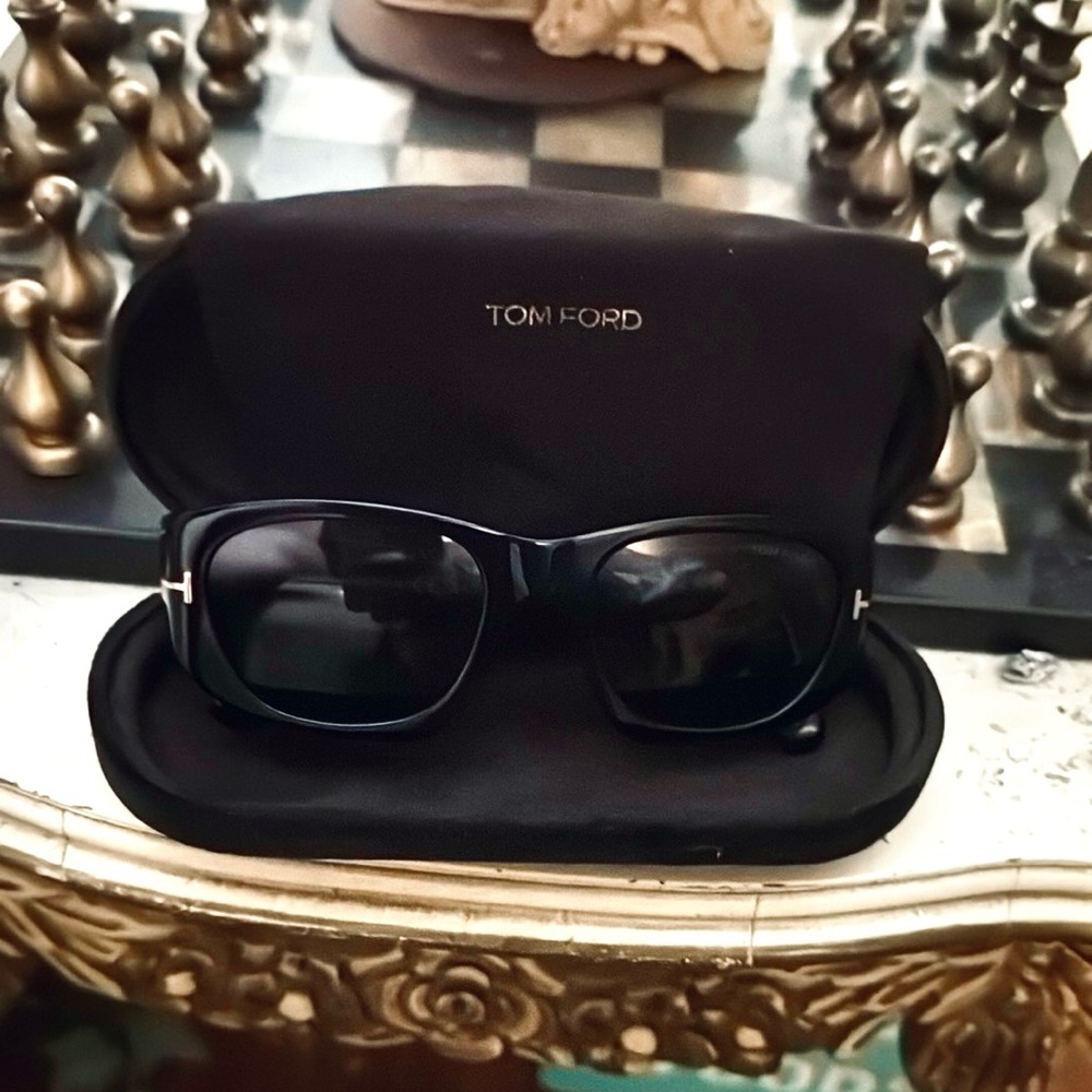 Tom Ford Black Sunglasses Elegant Design UV Shield